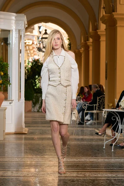 Look 18
